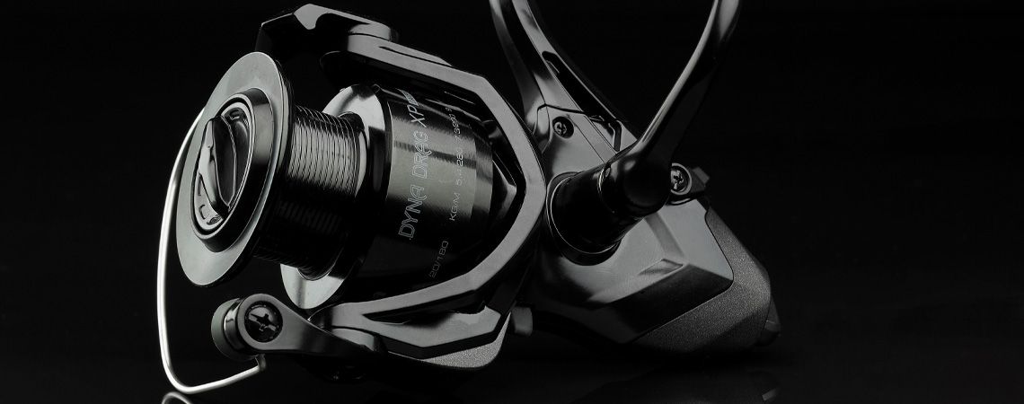 DYNA DRAG XP BAITFEEDER SPINNING REEL - Okuma Dyna Drag XP Baitfeeder Spinning Reel -ระบบการให้อาหารเหยื่ออัตโนมัติเปิด/ปิด -โรเตอร์การไหลแบบไซโคลน DYNA DRAG XP BAITFEEDER SPINNING REEL - Okuma Dyna Drag XP Baitfeeder Spinning Reel -ระบบการให้อาหารเหยื่ออัตโนมัติเปิด/ปิด -โรเตอร์การไหลแบบไซโคลน
